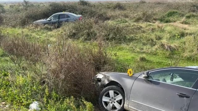 Aksidentohen dy makina në Vlorë, përfundojnë në kanal