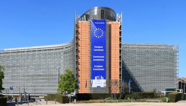 Komisioni i BE-s&euml; mb&euml;shtet Spanj&euml;n pas k&euml;rc&euml;nimeve