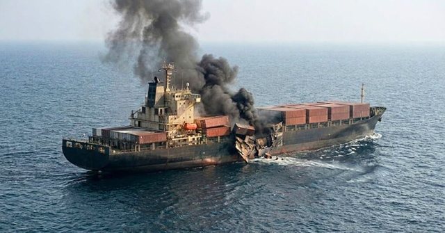 Anija britanike goditet nga nj&euml; predh&euml; e panjohur n&euml;