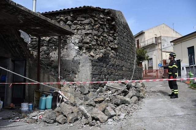 L&euml;kundje t&euml; forta  t&euml;rmeti n&euml; Itali, mbyllen shkollat