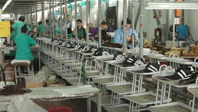 Manifaktura k&euml;rkon ndihm&euml; nga qeveria t&euml; frenohet r&euml;nia e