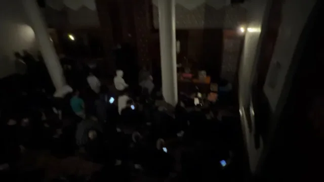 Besimtarët po faleshin, ikin dritat në xhaminë “Dine