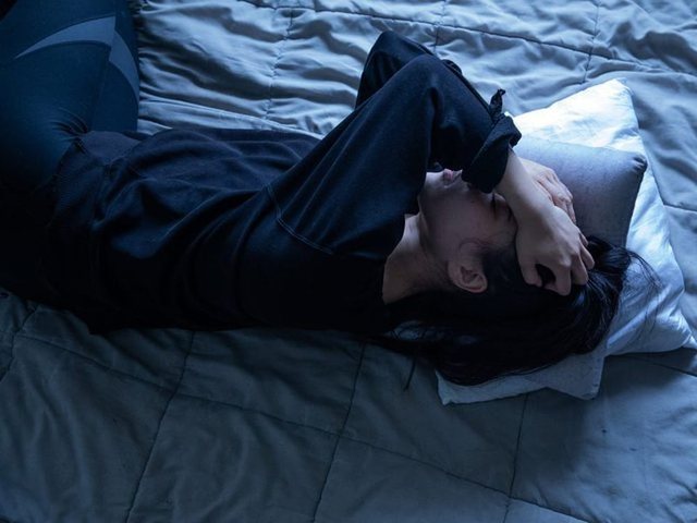 P&euml;rjetoni ankth gjat&euml; nat&euml;s? Pse ju ndodh dhe si mund ta