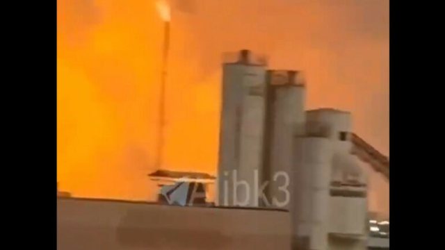(VIDEO) U sulmua nga raketa balistike iraniane, fabrika e naft&euml;s n&euml;