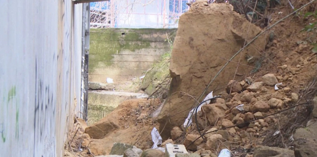 Rrezik p&euml;r banor&euml;t n&euml; Fresk, kodra shembet mbi kabujt