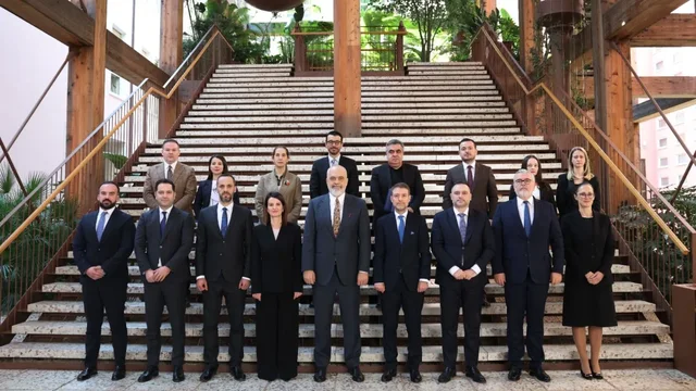 Fotoja zyrtare e kabinetit t&euml; qeveris&euml; &lsquo;Rama 4&rsquo;/ Krah