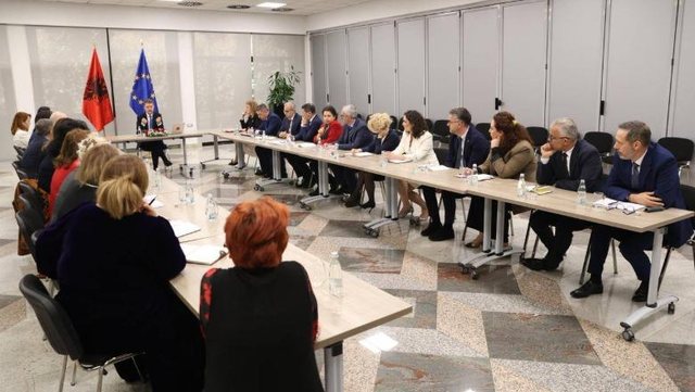 Mori detyr&euml;n e ministrit t&euml; Jasht&euml;m, Ferit Hoxha: Dosja e