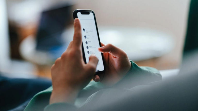 &ldquo;P&euml;rdorte fshehurazi celularin, vajza dhunohet me shkelma, grushte