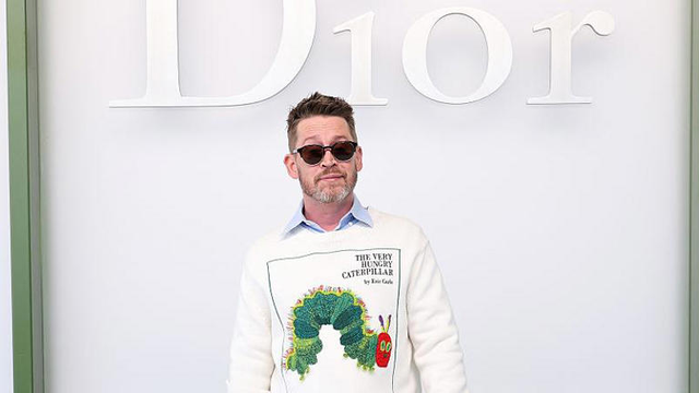 Macaulay Culkin surprizon n&euml; pasarel&euml;n e Parisit me thonj t&euml; kuq