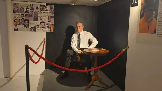 Hapet n&euml; Xhenova Muzeu i Vras&euml;sve Serial&euml;, m&euml; i madhi