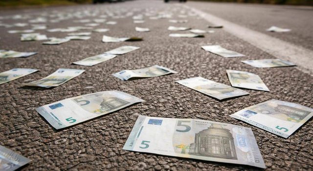 &ldquo;Shi kart&euml;monedhash nga nj&euml; kamion frutash ,shofer&euml;t