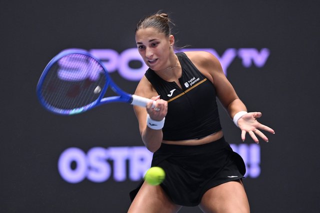 E r&euml;nd&euml;, tenistja k&euml;rc&euml;nohet me arm&euml; para