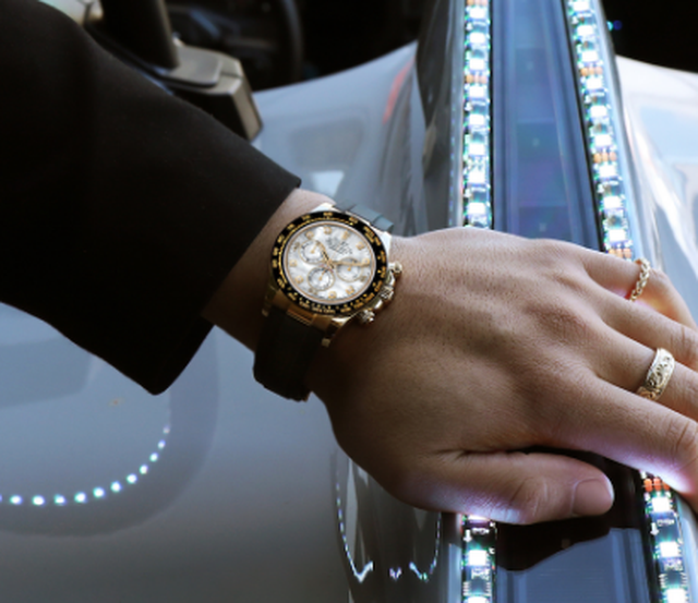 Simbol i statusit/ A ia vlen t&euml; blesh nj&euml; or&euml; luksoze si