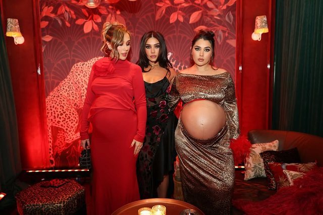 Dy her&euml; g&euml;zim p&euml;r familjen Pojani: Motrat Pojani n&euml; pritje