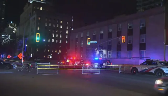 T&euml; sht&euml;na me arm&euml; zjarri pran&euml; Konsullat&euml;s Amerikane