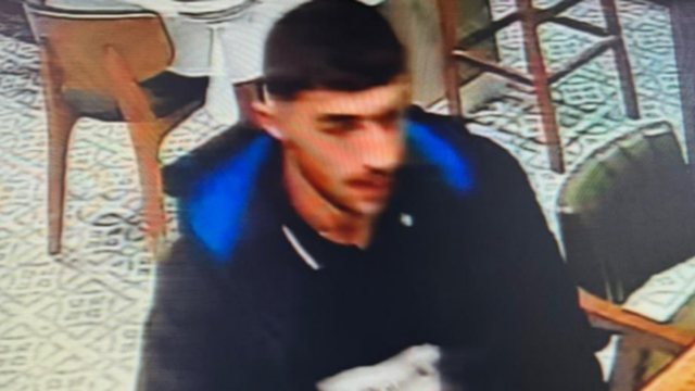 FOTO/ Plagosi bashk&euml;kombasin e tij n&euml; Tiran&euml;, ky &euml;sht&euml;