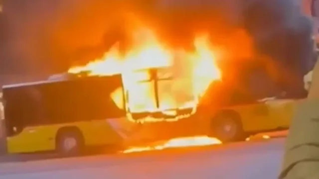 VIDEO/ Aksident tragjik, burri i v&euml; flak&euml;n vetes brenda autobuzit;