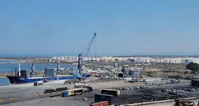 Mb&euml;rrin n&euml; Porto Romano anija e par&euml; me 100 mij&euml; ton