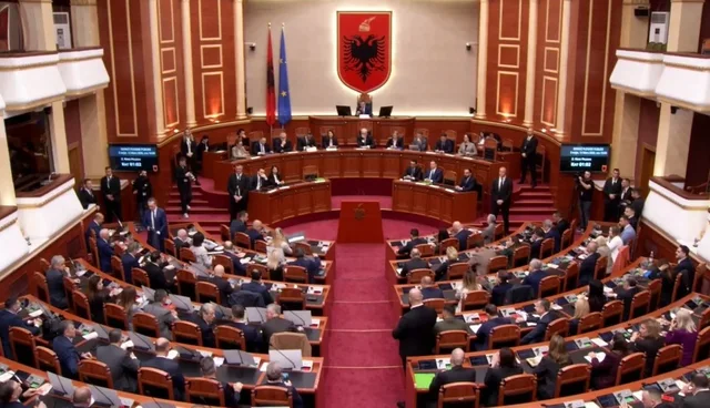 Nis seanca, opozita me pankarta n&euml; sall&euml;, jasht&euml; protest&euml;,