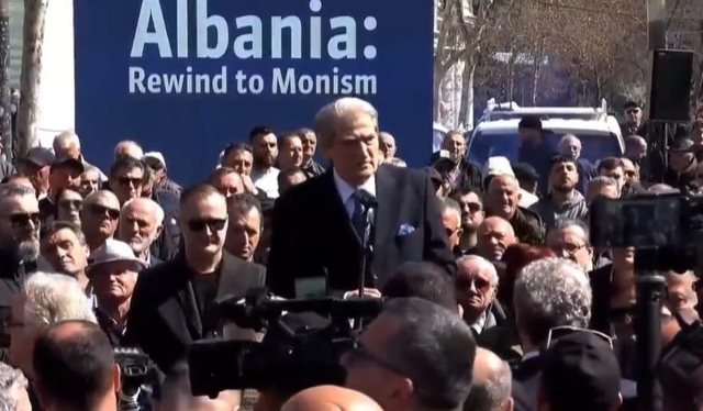 Berisha u bashkohet protestuesve jasht&euml; Kuvendit: Rama sot sh&euml;noi