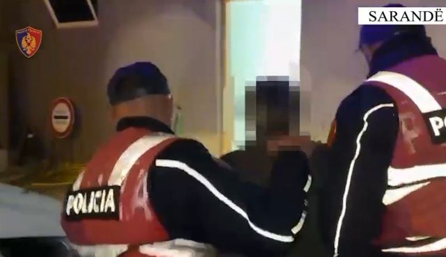 Sarand&euml;/ 62-vje&ccedil;ari k&euml;rc&euml;noi fqinj&euml;t me arm&euml;