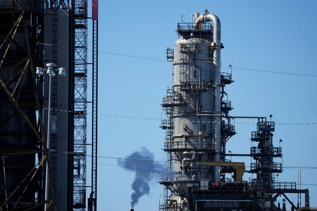 Nafta: Si po i rrit çmimet lufta me Iranin dhe po mbush arkën e