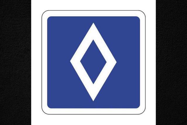 &ldquo;Diamant i bardh&euml; mbi sfond blu &ndash; &ccedil;far&euml; tregon