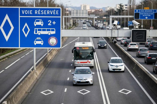 &ldquo;Diamant i bardh&euml; mbi sfond blu &ndash; &ccedil;far&euml; tregon