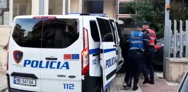 Sarandë/ Qëllon në ajër dhe më pas i vë armën