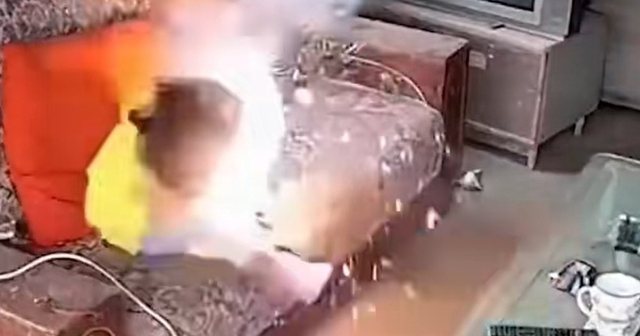 Kinë/ Ishte duke luajtur teksa i shp*rthen telefoni në duar,