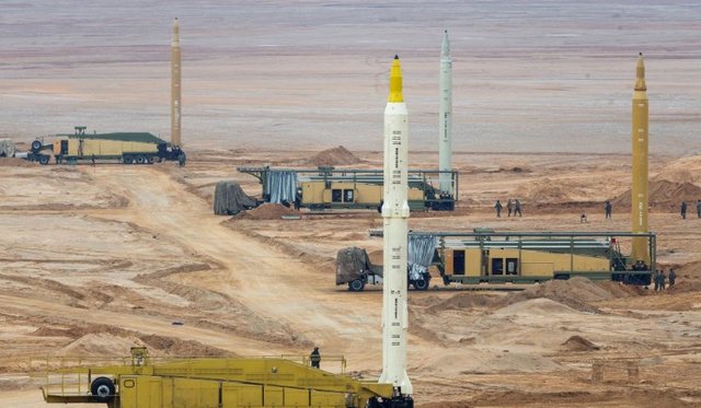 Irani lëshon për herë të parë raketën balistike