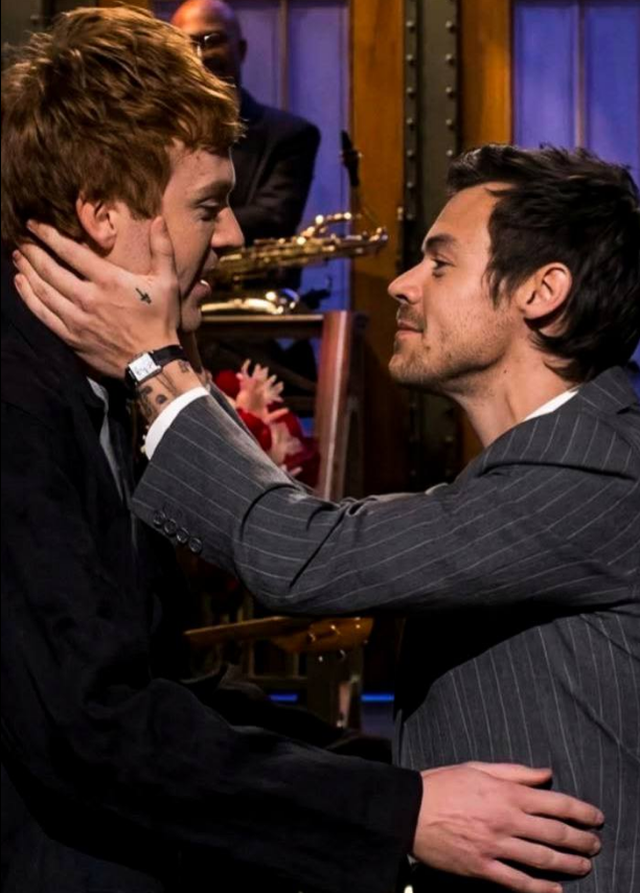 FOTO/ Harry Styles b&euml;n buj&euml; n&euml; SNL/ K&euml;ng&euml;tari i jep