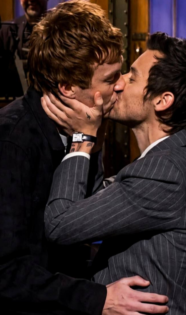 FOTO/ Harry Styles b&euml;n buj&euml; n&euml; SNL/ K&euml;ng&euml;tari i jep