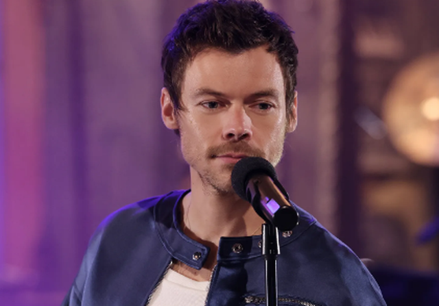 FOTO/ Harry Styles b&euml;n buj&euml; n&euml; SNL/ K&euml;ng&euml;tari i jep