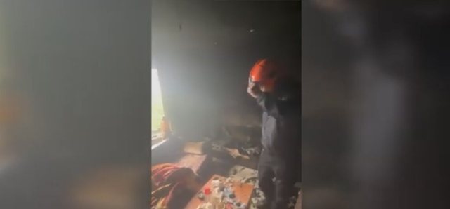 Përfshihet nga zjarri banesa në Berat, dëmtohet pronari,
