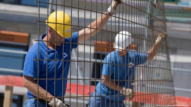 Kush u pagua m&euml; shum&euml;? T&euml; dh&euml;nat e INSTAT, ekspert&euml;t: