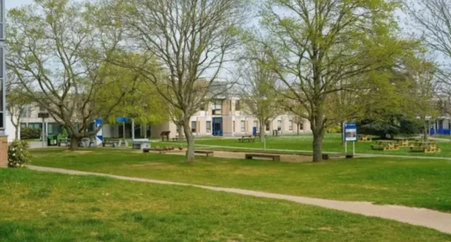 Epidemi meningiti n&euml; Universitet/ Vdesin dy student&euml;, 11 t&euml;