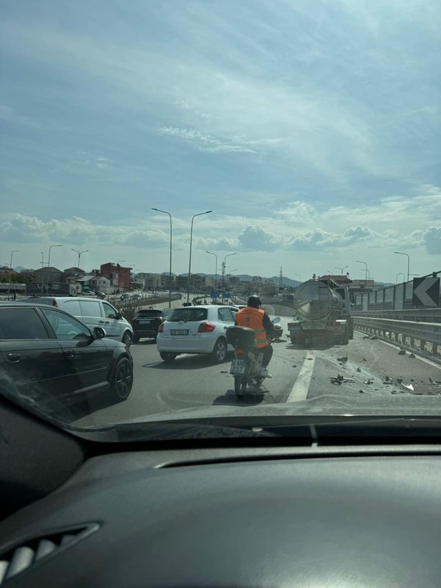 Aksident në Tiranë, përplasen dy makina në autostradë