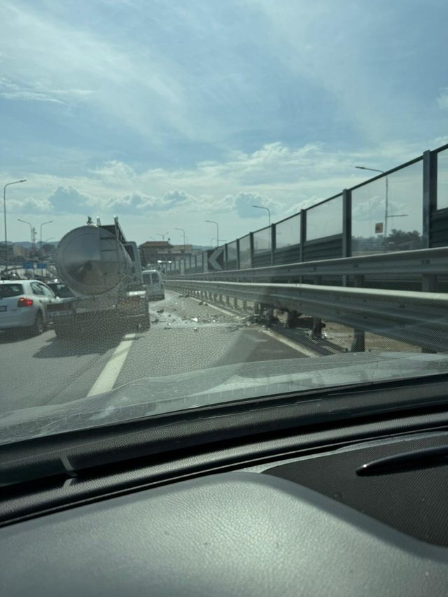 Aksident në Tiranë, përplasen dy makina në autostradë