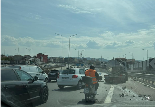 Aksident në Tiranë, përplasen dy makina në autostradë