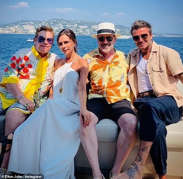A po p&euml;rpiqet Elton John t&euml; pajtoj&euml; familjen Beckham? Momenti me