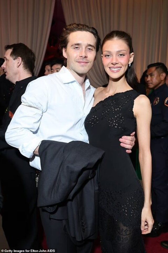 A po p&euml;rpiqet Elton John t&euml; pajtoj&euml; familjen Beckham? Momenti me