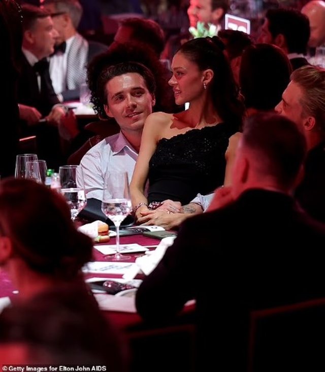 A po p&euml;rpiqet Elton John t&euml; pajtoj&euml; familjen Beckham? Momenti me