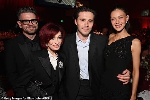 A po p&euml;rpiqet Elton John t&euml; pajtoj&euml; familjen Beckham? Momenti me