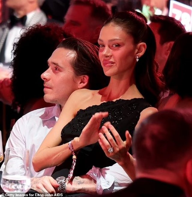 A po p&euml;rpiqet Elton John t&euml; pajtoj&euml; familjen Beckham? Momenti me