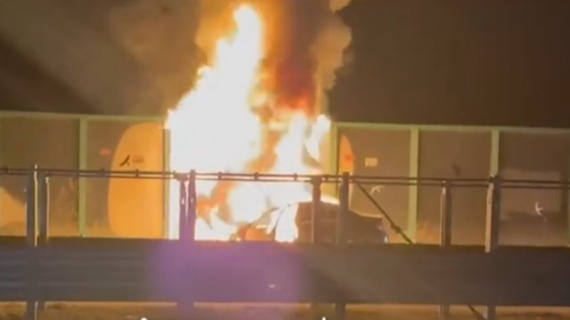 Makina përfshihet nga flakët në autostradën Fier-Vlorë,