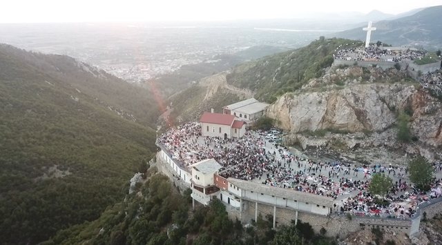 Nis pelegrinazhi n&euml; Kish&euml;n e La&ccedil;it, mij&euml;ra qytetar&euml; i