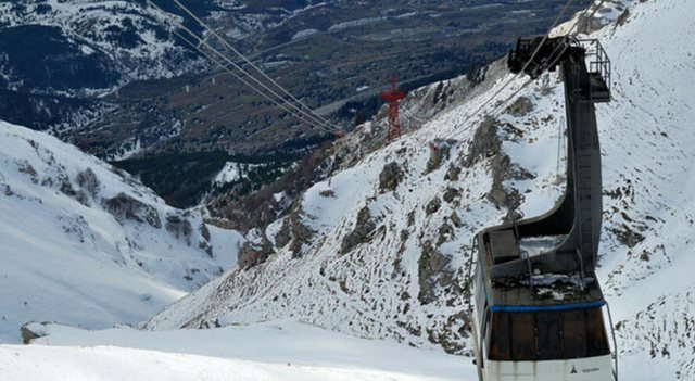 Tragjedi n&euml; Alpet zvicerane &ndash; kabina e teleferikut bie nga era e