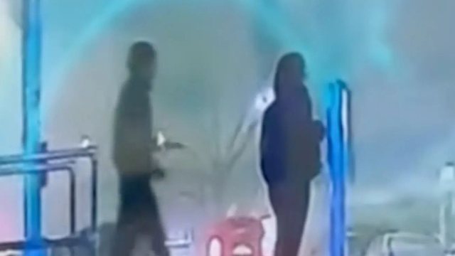 Terror n&euml; mes t&euml; qytetit! Burri i maskuar sulmon me thik&euml;