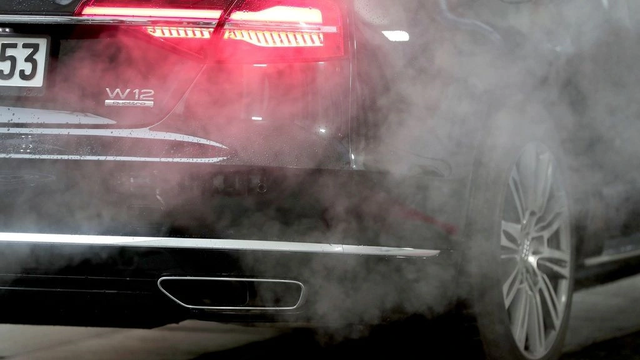 Nj&euml; truk i thjesht&euml; me uj&euml; zvog&euml;lon ndotjen nga nafta me mbi